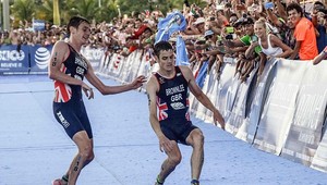 Absolútna oddanosť. Obetoval víťazstvo! Pomohol bratovi k druhému miestu