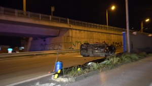 Dopravná nehoda v Košiciach: Muž s autom narazil do zvodidiel, prevrátilo ho na bok