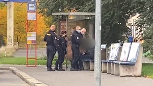 VIDEO: Policajt vyfackal muža bez rúška, pritom ho sám nemal