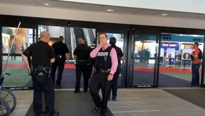 Muž na letisku zaútočil nožom na policajta