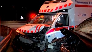 V Nitre sa sanitka zrazila s autom. Lekár a záchranári skončili v nemocnici