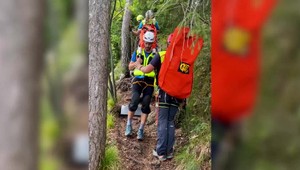 Komplikovaná akcia horských záchranárov: Z náročného terénu znášali zranenú turistku