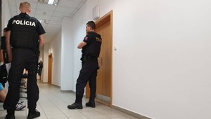 Protidrogová akcia Sieť: Súd rozhodol, že organizátor veľkého obchodu s drogami ide do väzby