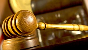 Šéfka odboru školstva si v práci schovávala zbraň, ostáva vo funkcii