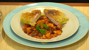 Údené bravčové karé v zemiakovom cestíčku s fazuľovým ragú