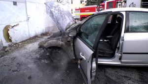 Rodine s dcérou so zdravotnými problémami zhorelo auto pred domom