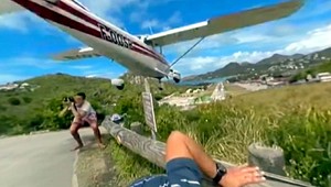 Pre fotografiu riskoval život. Od lietadla ho delili centimetre