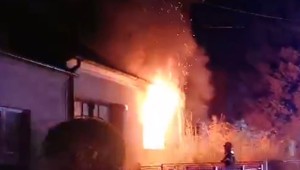 Rodinný dom v plameňoch: Majiteľa museli previezť do nemocnice