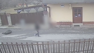 Traja mladíci napadli muža za bieleho dňa. Bili ho a kopali do hlavy