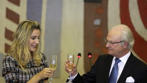 Prvá dáma skočila do jazera zachraňovať psa, ochrankár ju nechalal v štichu