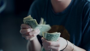 Muž dostal omylom 286-násobok svojho mesačného platu: Keď to zistil, urobil niečo šokujúce