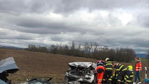 Pri čelnej zrážke sa zranili štyria ľudia. Ťažko zraneného vodiča previezol vrtuľník