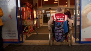 Dvanásť vozíčkarov je takmer uväznených v paneláku. Rekonštrukciu schodiska pozastavil