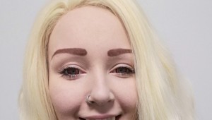 Kým neotvorí ústa, vyzerá ako bežná žena: Prečo si ju niektorí fotia a iní utekajú?