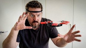 Nový drón sa dá ovládať mysľou a gestami