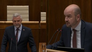 Hádka v NRSR pre petičné hárky pokračuje. Gašpar sa dostal do výmeny s Dubécim