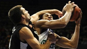 Bitka na basketbale. Vzduchom lietali päste i stoličky!