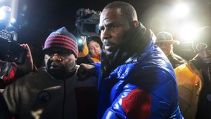 Speváka obvinili zo zneužívania dievčat. Prepustili ho na kauciu