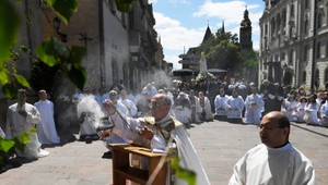 Koľko zarábajú kňazi po celom svete? Niekde aj milióny, slovenské platy prekvapili