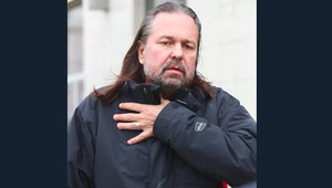 Opustený, zbedačený a na kosť vychudnutý. Pomeje sa stráca