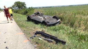 Zrážka automobilov v plnej rýchlosti. Porsche, v ktorom sedeli aj malé deti, urobilo salto a ostalo na streche
