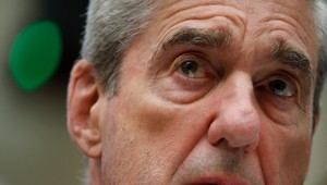 Zomrel bývalý šéf FBI, ktorý viedol vyšetrovanie okolo Trumpa. Ten sa z jeho smrti teší