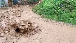 Záplavy stále trápia stredné Slovensko. Voda sa do dvorov valila z polí