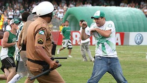 Sklamaní fanúšikovia vypadnutej Coritiby FC pustošili štadión i mesto