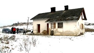 Obyvateľov bytovky vyhodili na ulicu, skončili na opustenej stanici