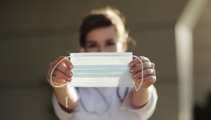 Nové vyhlášky: Rúška sú aj naďalej povinné v interiéroch, pozitívni sa môžu zúčastniť pohrebu