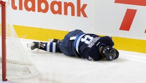 V plnej rýchlosti tvárou do mantinelu! A opäť bezvládne telo na ľade