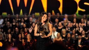 VIDEO: Speváčka Shania Twain spadla medzi divákov