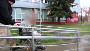 Hendikepovaný muž, ktorý mal ubiť manželku vo vani na smrť ide do väzby. Súd rozhodol za hodinu