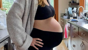 Dvojčatá porodila v 48 rokoch, teraz ŠOKUJE znova! Slávna herečka (52) čaká TRETIE DIEŤA!