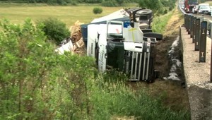 Pri Lučenci havaroval kamión plne naložený drevom