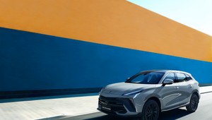 Čínske SUV a 7-miestne MPV sú teraz na Slovensku ešte lacnejšie. Dongfeng ponúka letné zľavy až do 4 000 eur