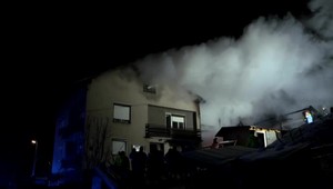 Náročný zásah desiatok hasičov. Plamene zachvátili rodinný dom a hospodársku budovu