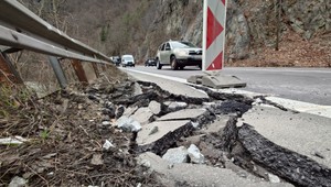 Pre riziko pádu skál na cestu pod Strečnom vyhlásili mimoriadnu situáciu
