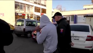 Znásilnenie alebo dobrovoľný akt? Ženu mal napadnúť pred očami jej mamy