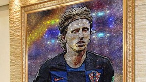 Tento neskrachuje. Futbalistom vyrába portréty z kryštálikov za státisíce