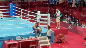 Diskvalifikovaný boxer trucoval ako dieťa. Odmietal opustiť ring