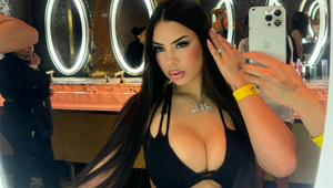 Vychádzajúcu spevácku hviezdu zastrelili v aute. Mala 22 rokov