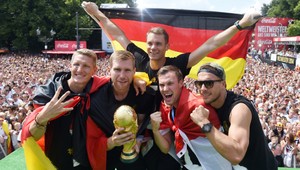 Rasizmus a nadávky. Takto Nemci oslavovali titul majstra