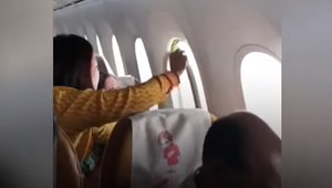 VIDEO: Silné turbulencie vystrašili cestujúcich. Traja ľudia sa zranili a vypadol aj vnútorný panel okna