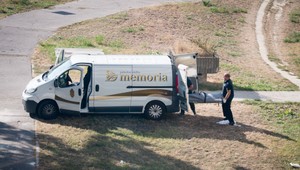 Muž vyskočil z okna nemocnice. Pád neprežil