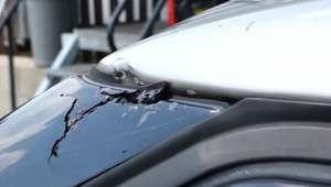 Deti hádžu do áut kamene. Polícia maloletých stíhať nemôže a rodičia nekonajú