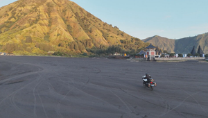 Prvý človek, ktorý prešiel okolo sveta na elektromotocykli je Slovák