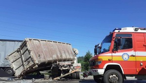 Vodiči pozor: Zrážka kamiónov zastavila dopravu na kľúčovom úseku