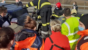Tragická nehoda na R1: Auto po náraze s kamiónom zostalo zdemolované, zasahoval aj vrtuľník