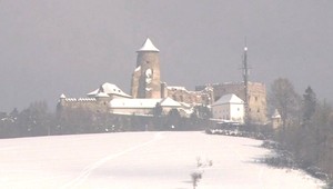 Odhadzovanie snehu zo strechy hradu. Horolezci odhádzali 50 ton snehu